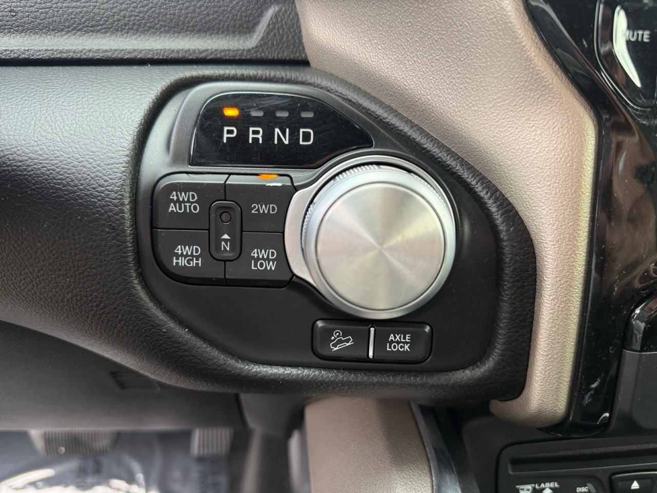 RAM 1500 Laramie Crew Cab SWB 4WD 2019