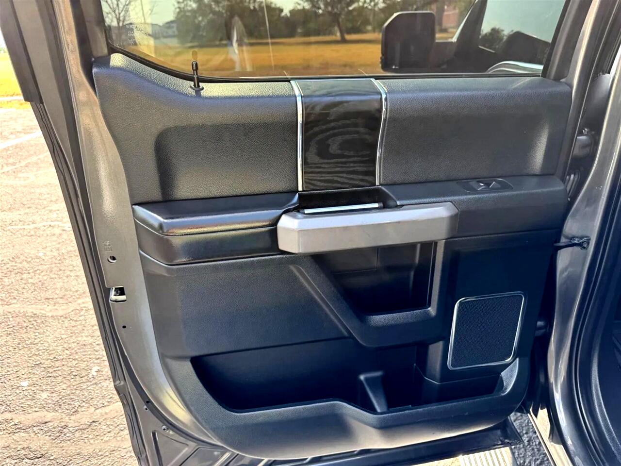 2019 Ford F-150 Platinum photo 22