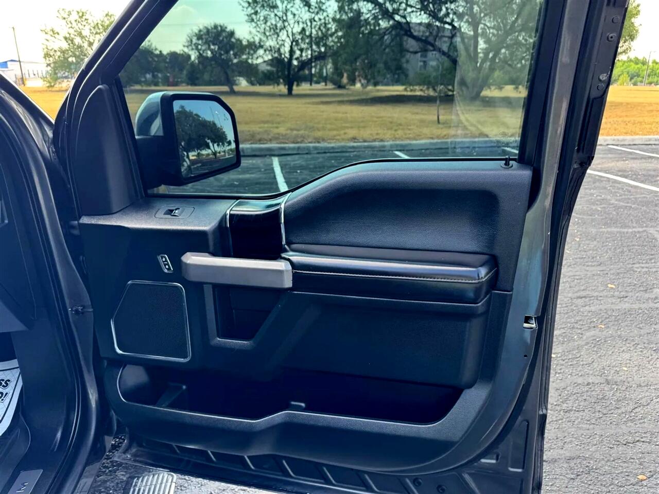 2019 Ford F-150 Platinum photo 27