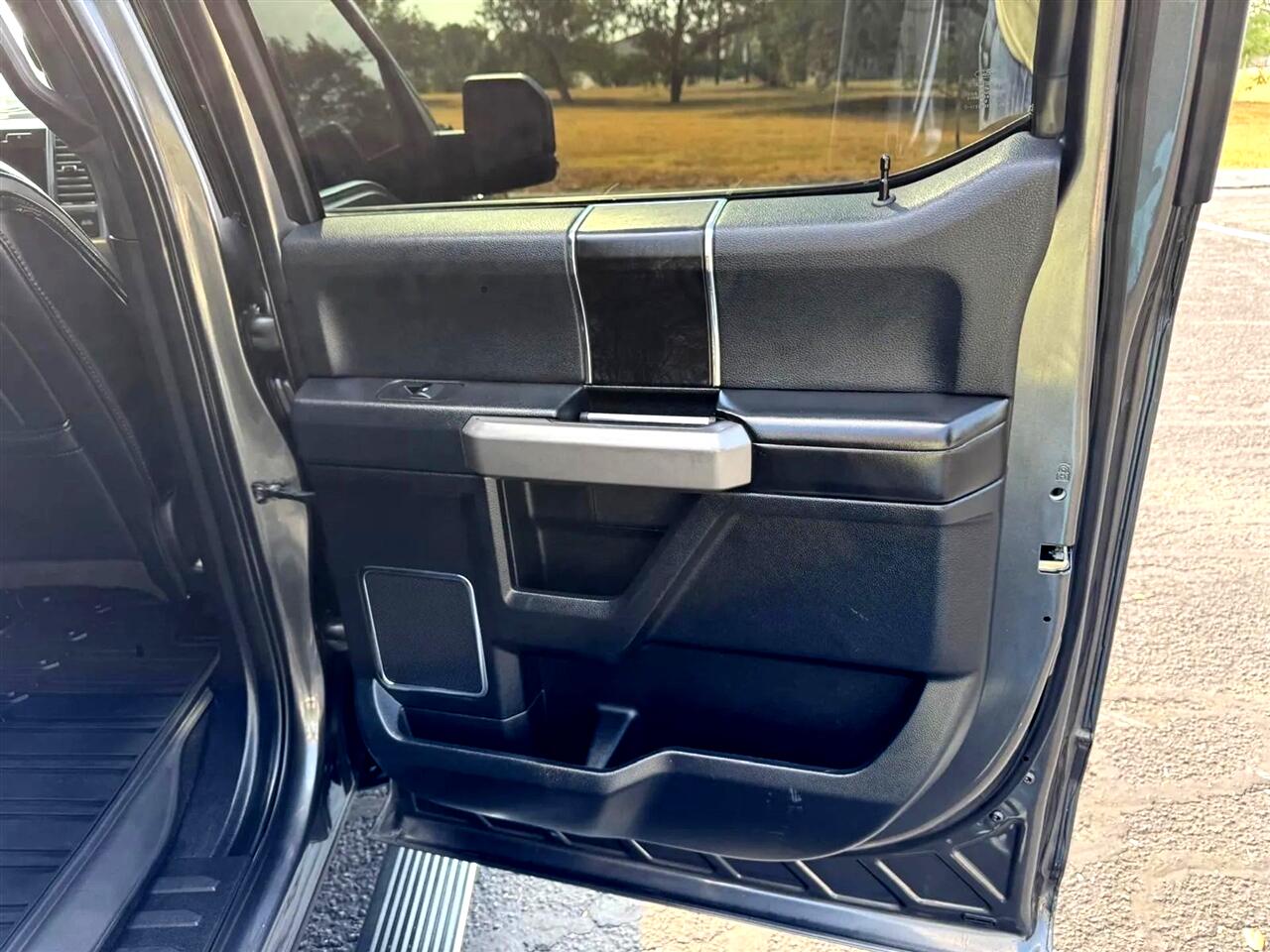 2019 Ford F-150 Platinum photo 29