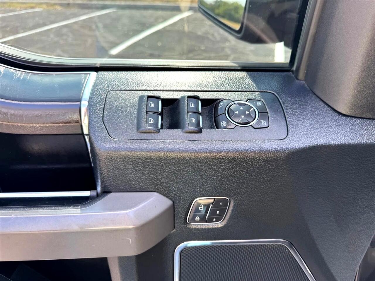 2019 Ford F-150 Platinum photo 32