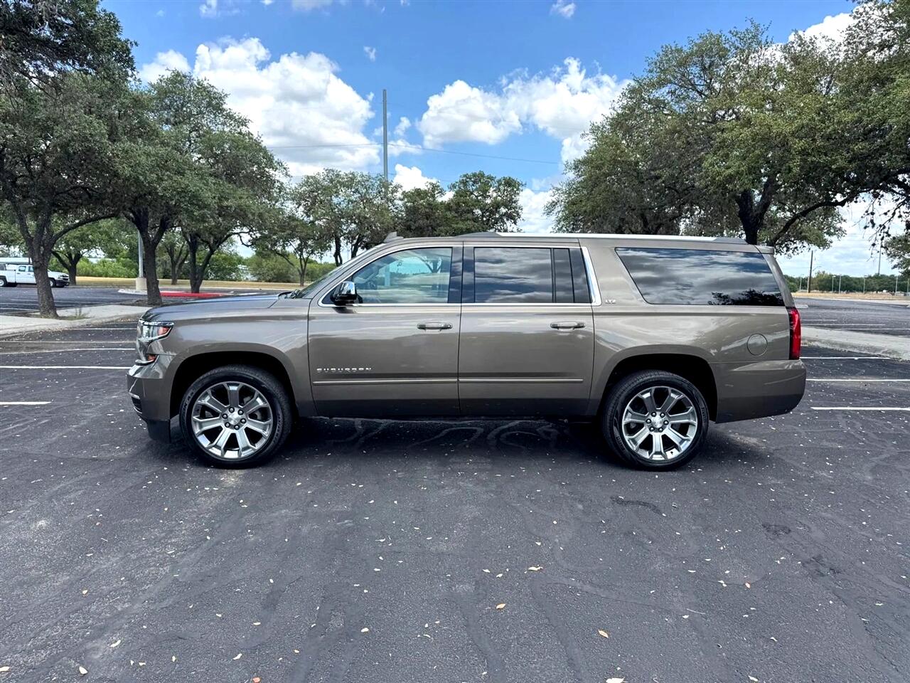 2016 Chevrolet Suburban LTZ photo 4