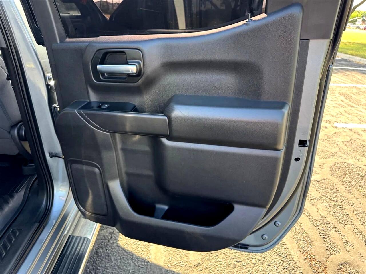 2021 Chevrolet Silverado 1500 LT photo 2