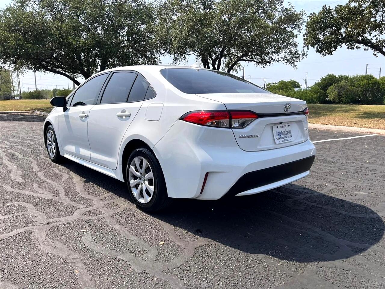 2021 Toyota Corolla LE photo 3