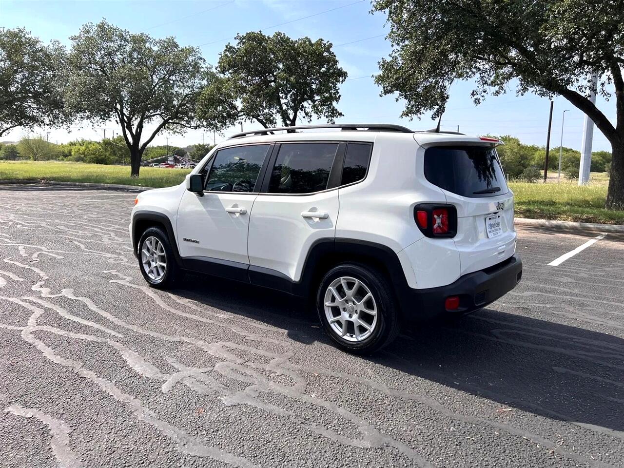 2019 Jeep Renegade Latitude Sport photo 3