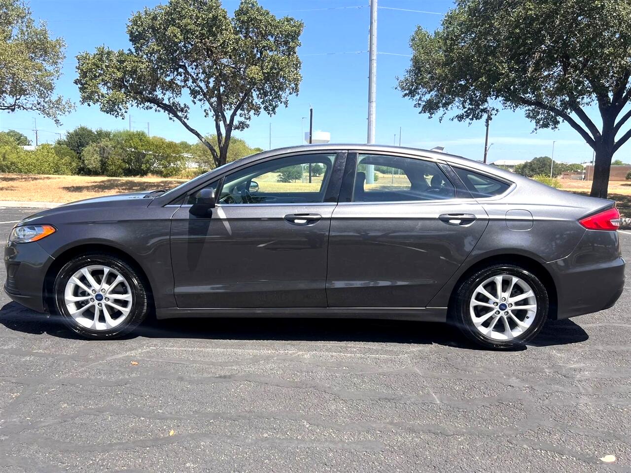 2020 Ford Fusion SE photo 2