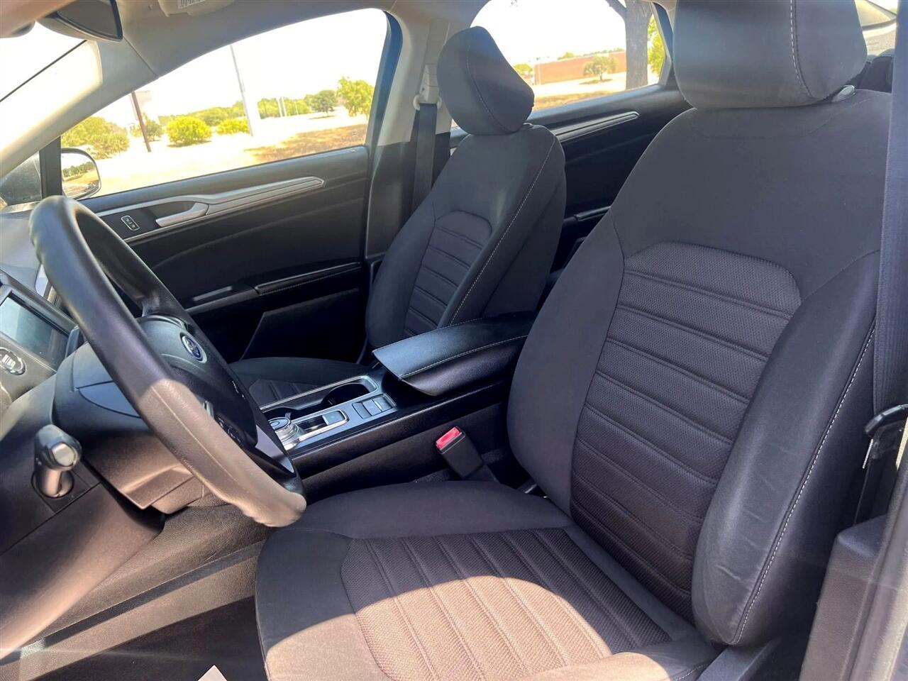 2020 Ford Fusion SE photo 12
