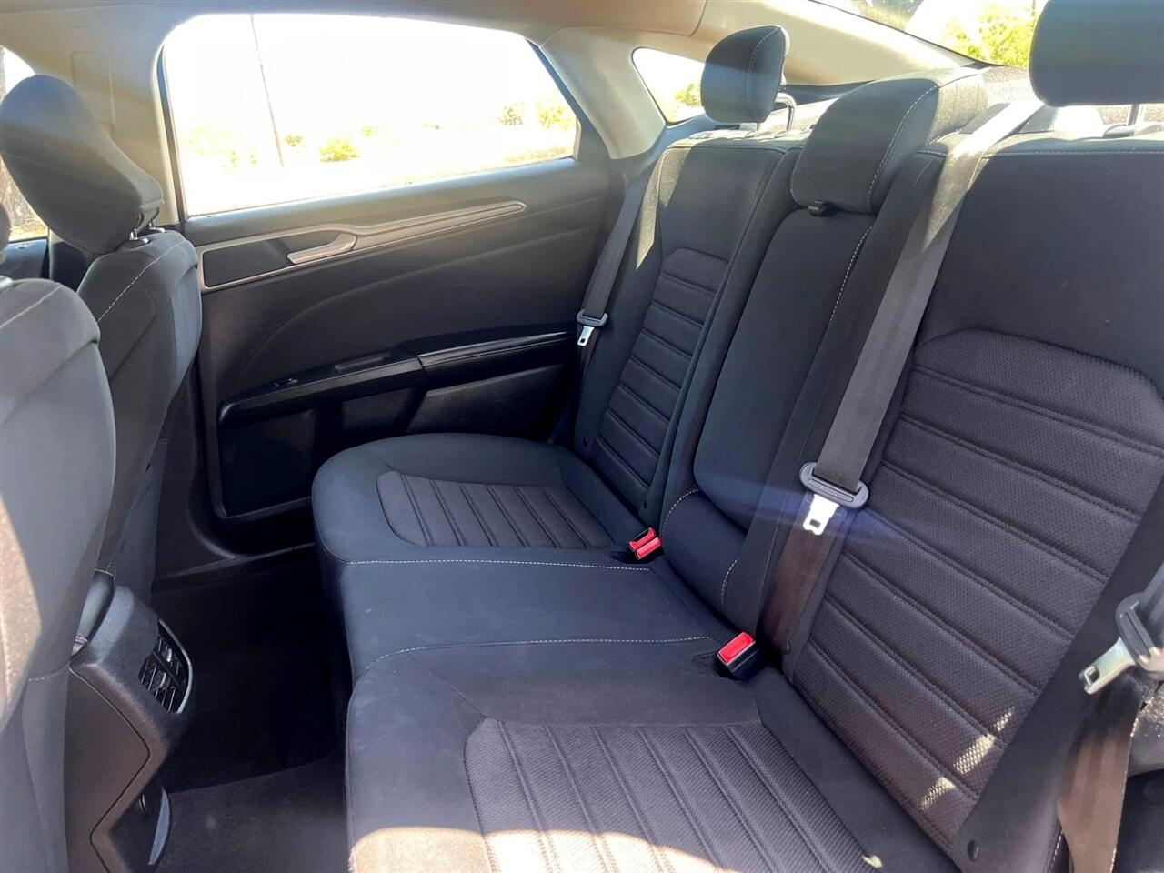 2020 Ford Fusion SE photo 17