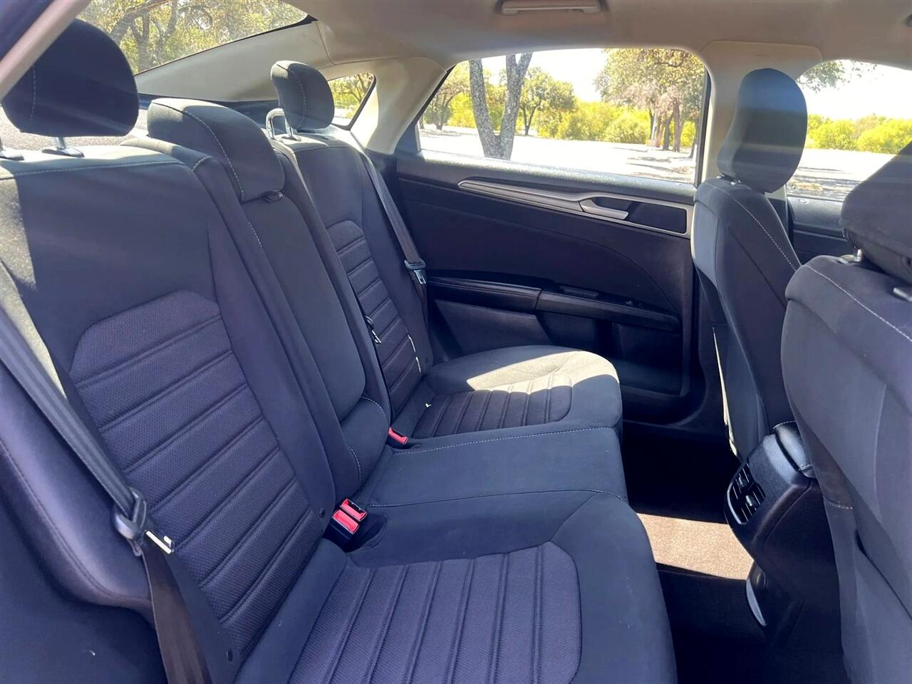 2020 Ford Fusion SE photo 20