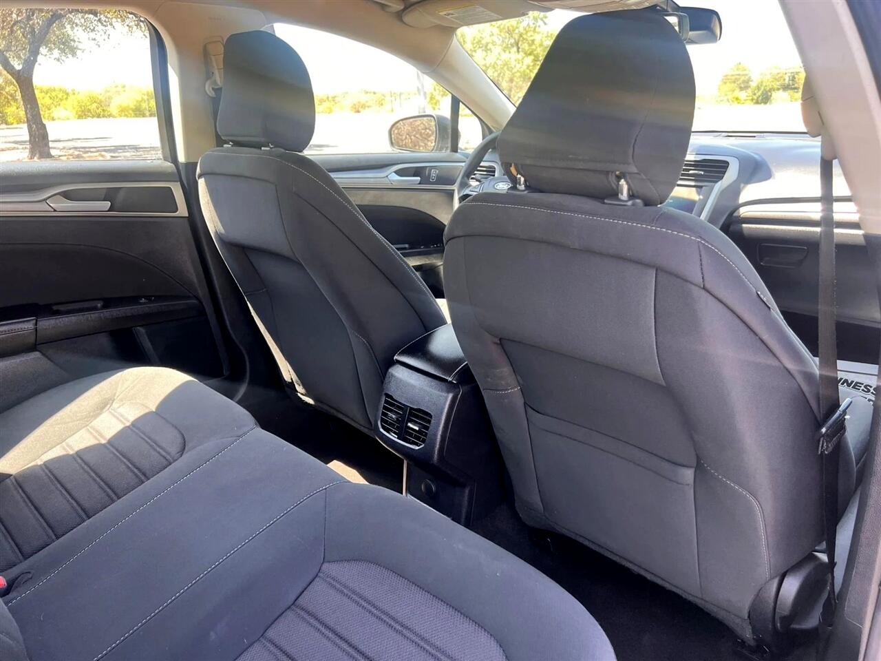 2020 Ford Fusion SE photo 21