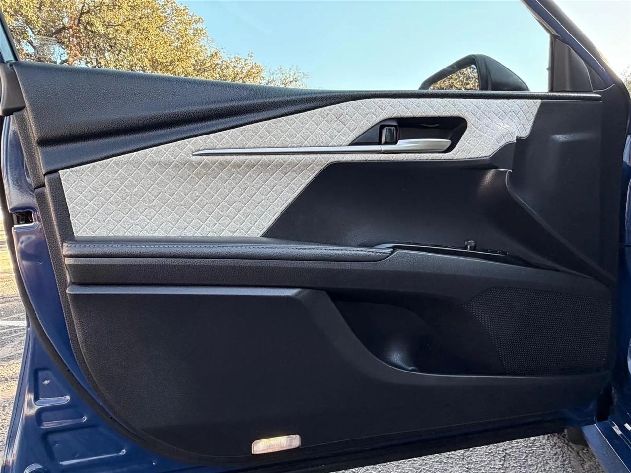 Toyota Camry Hybrid  2025