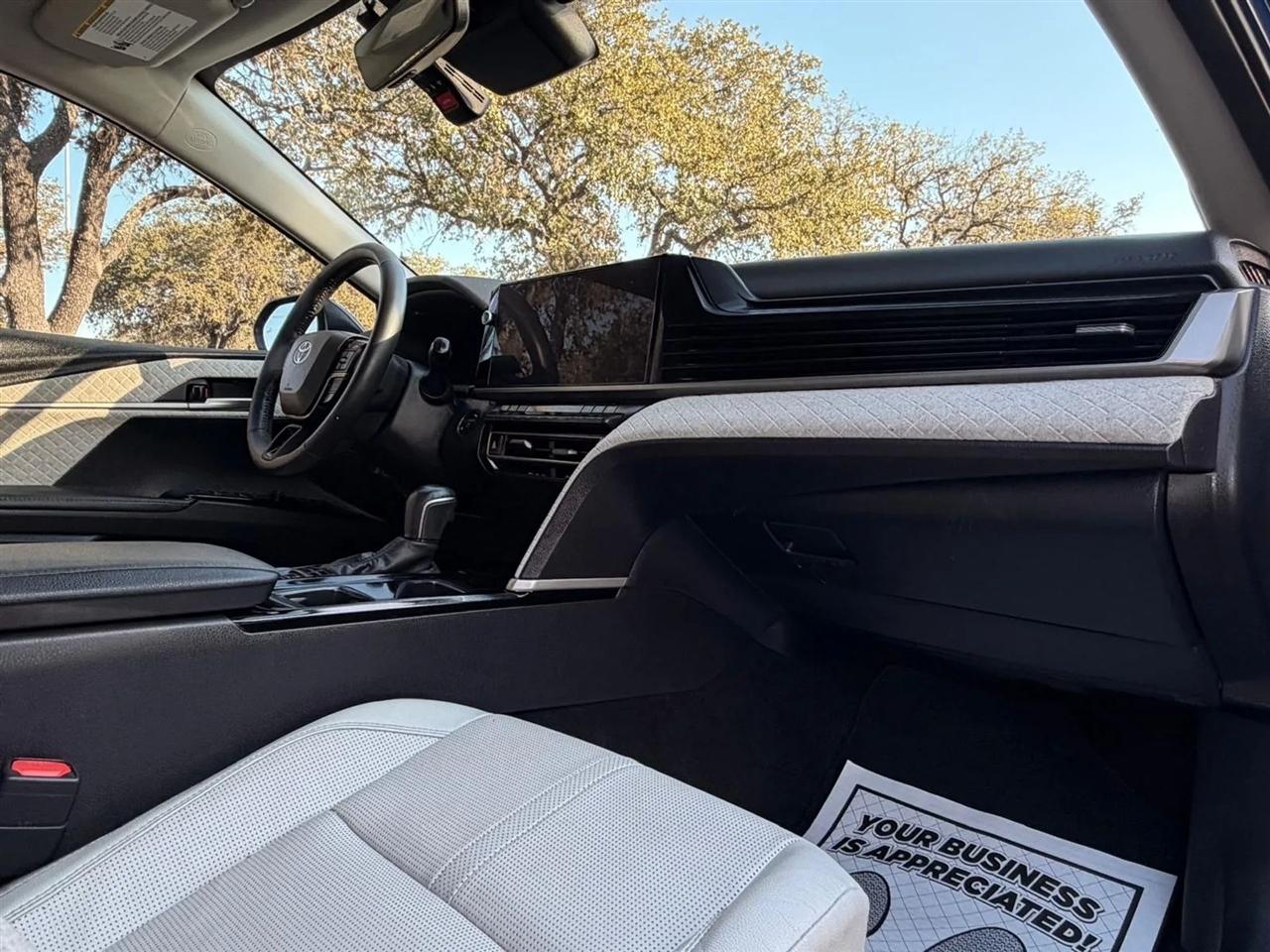 Toyota Camry Hybrid  2025