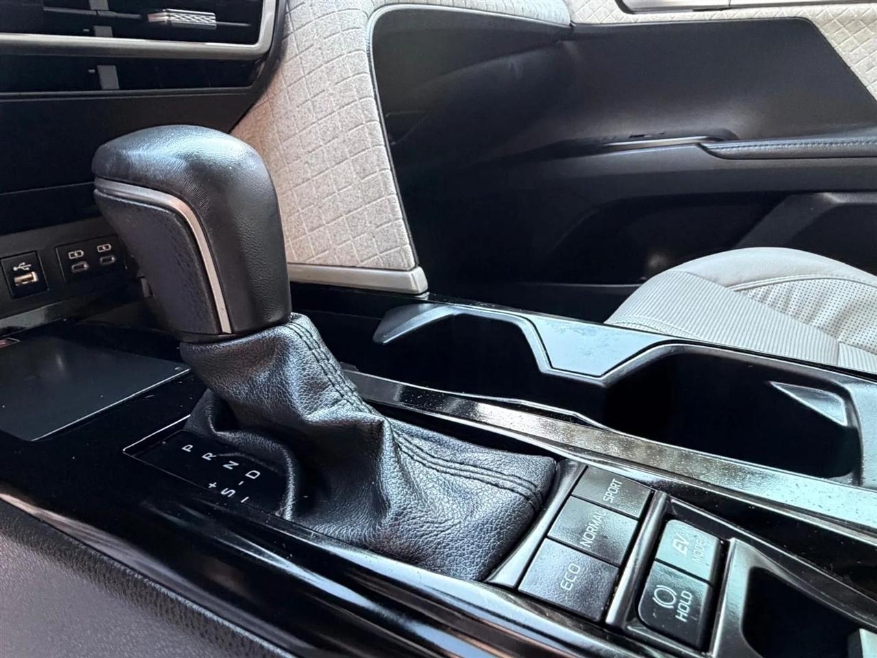 Toyota Camry Hybrid  2025