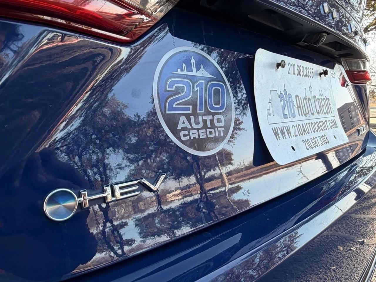 Toyota Camry Hybrid  2025