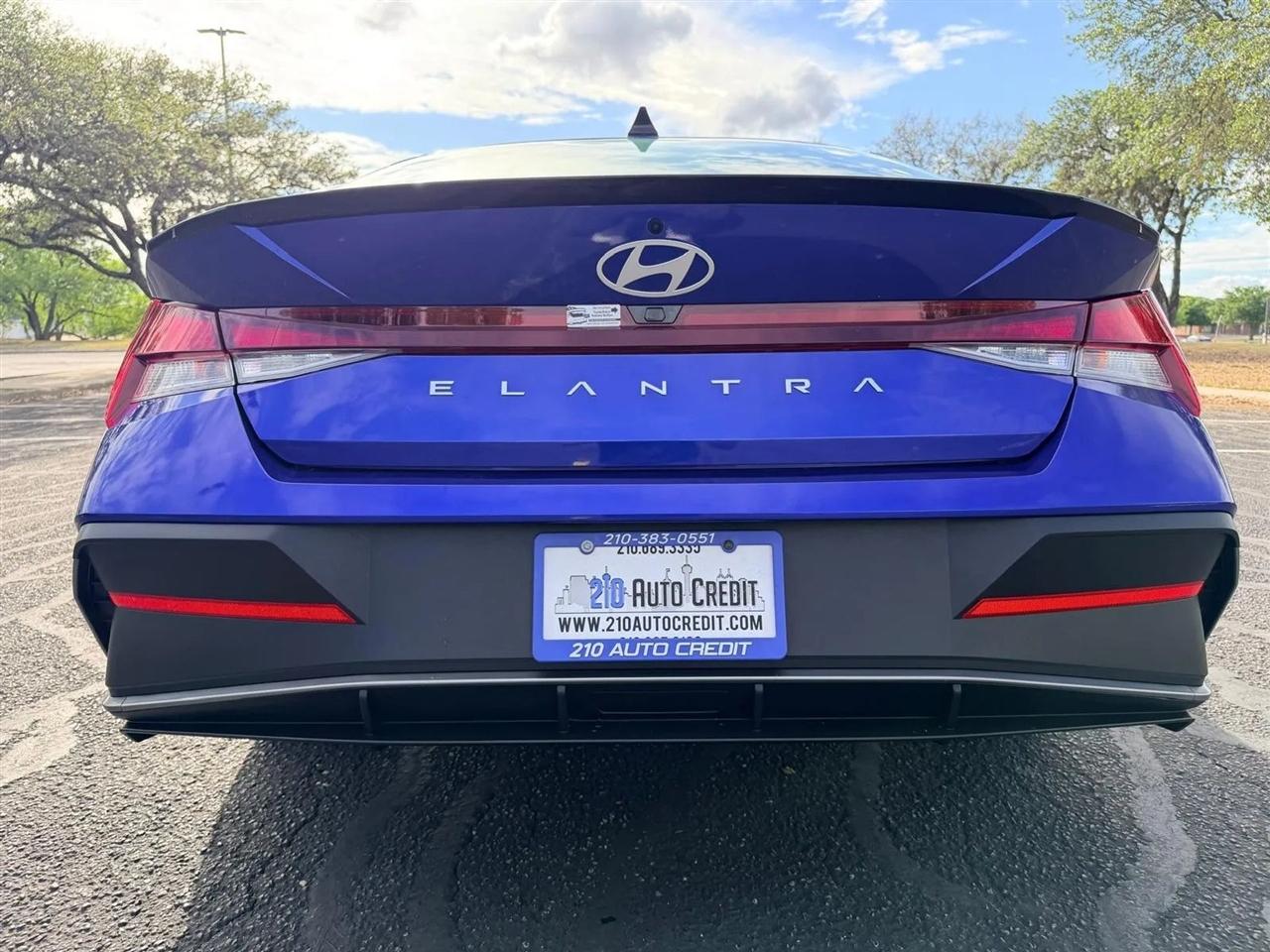 Hyundai Elantra  2025