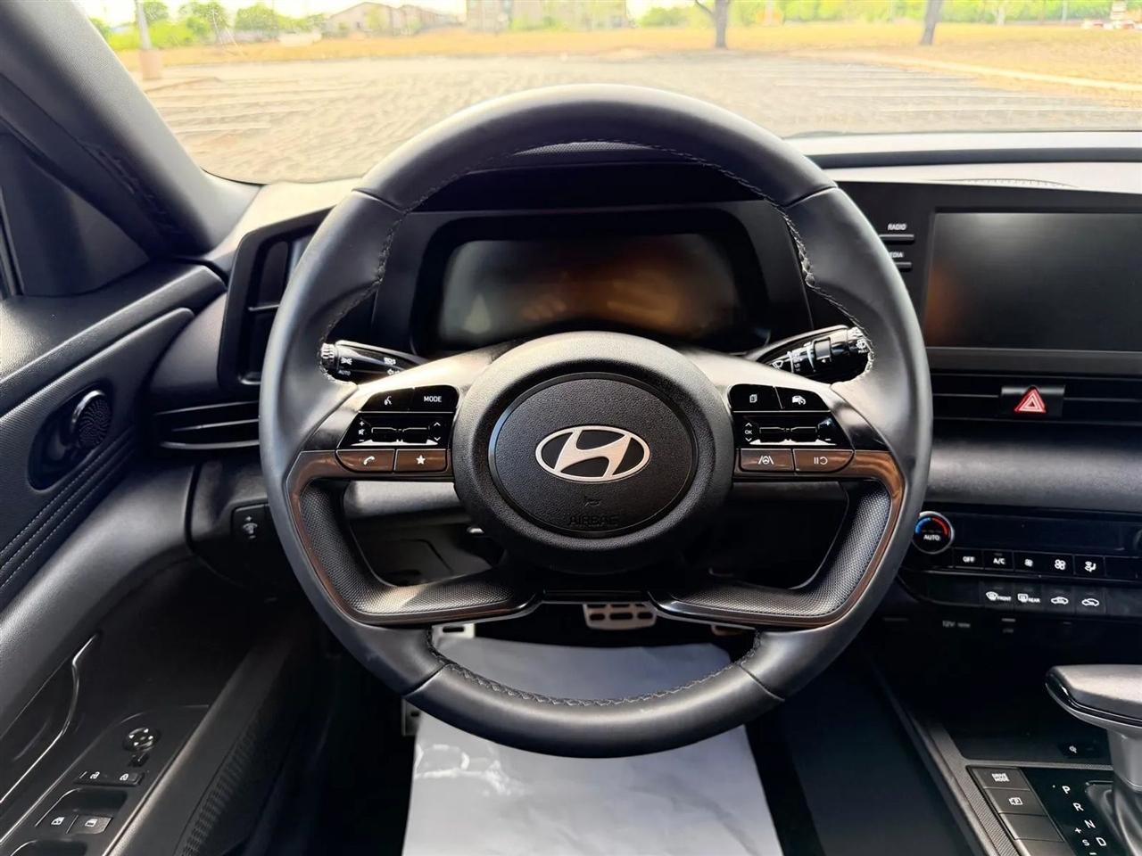 Hyundai Elantra  2025