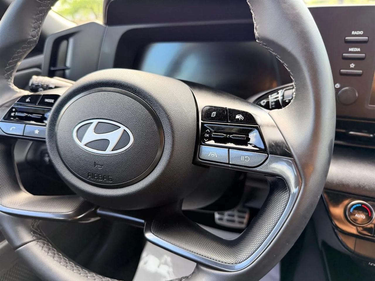 Hyundai Elantra  2025