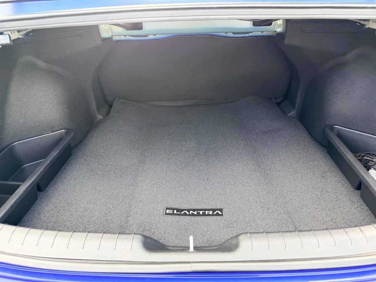 Hyundai Elantra  2025