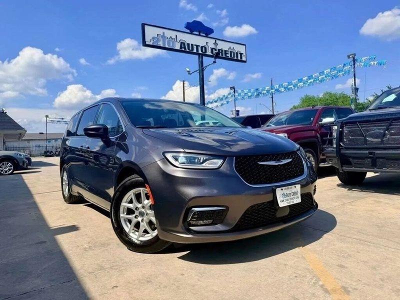 2023 Chrysler Pacifica Touring L Van 4D