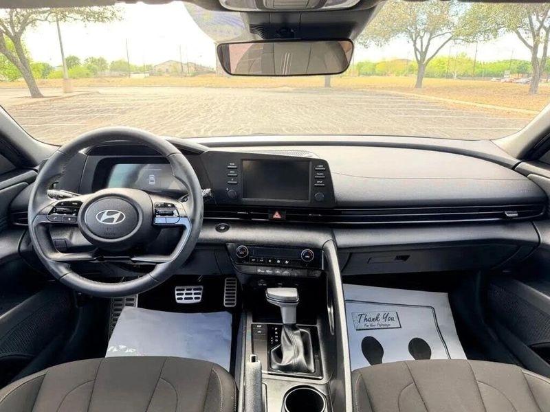 Hyundai Elantra  2025