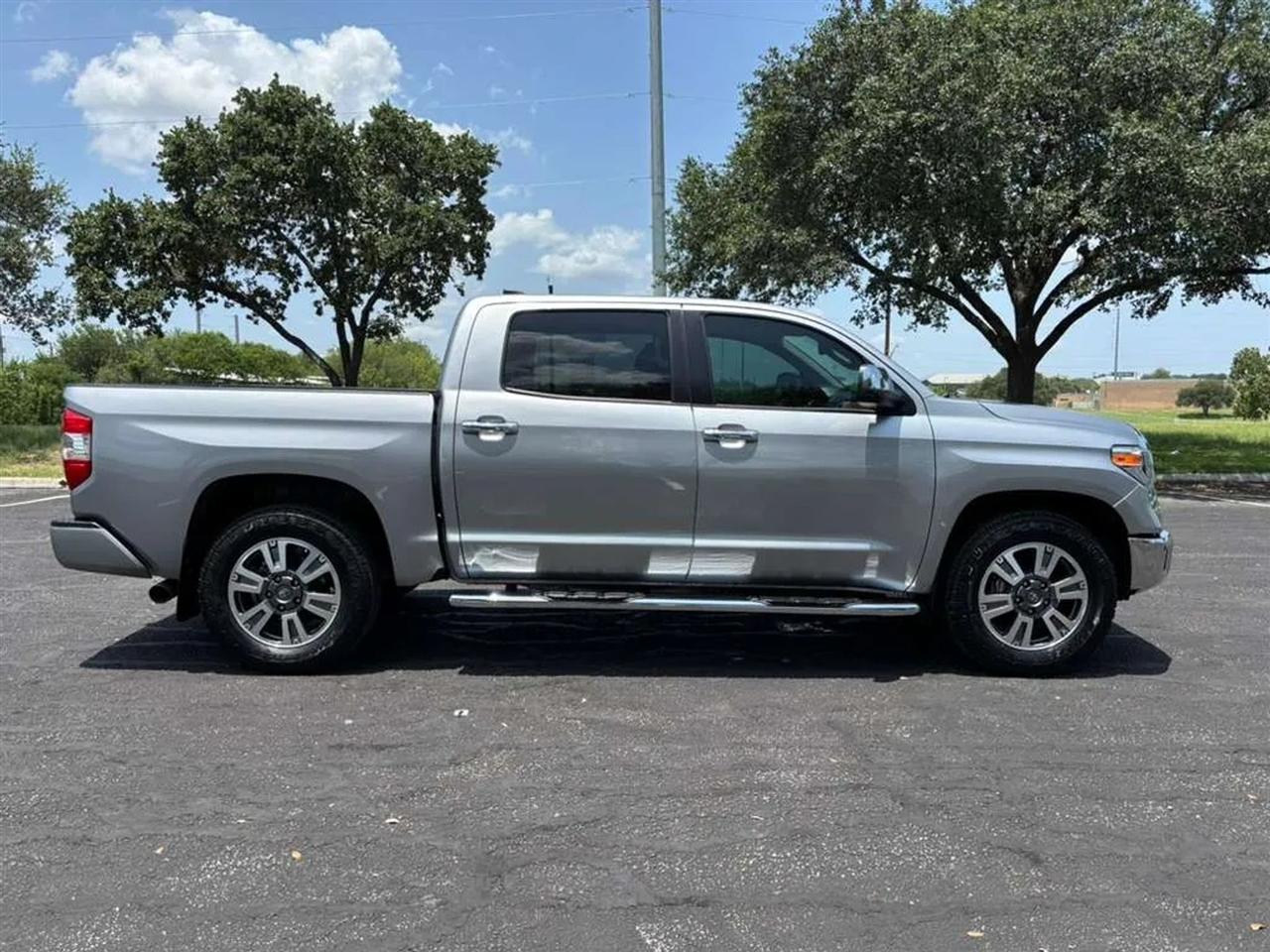 Toyota Tundra  2021