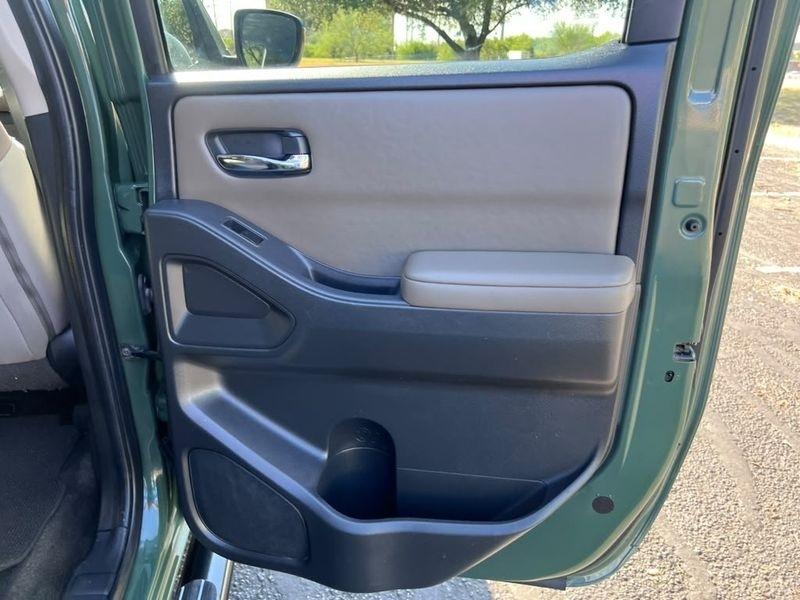 Nissan Frontier SV Crew Cab 2WD 2022