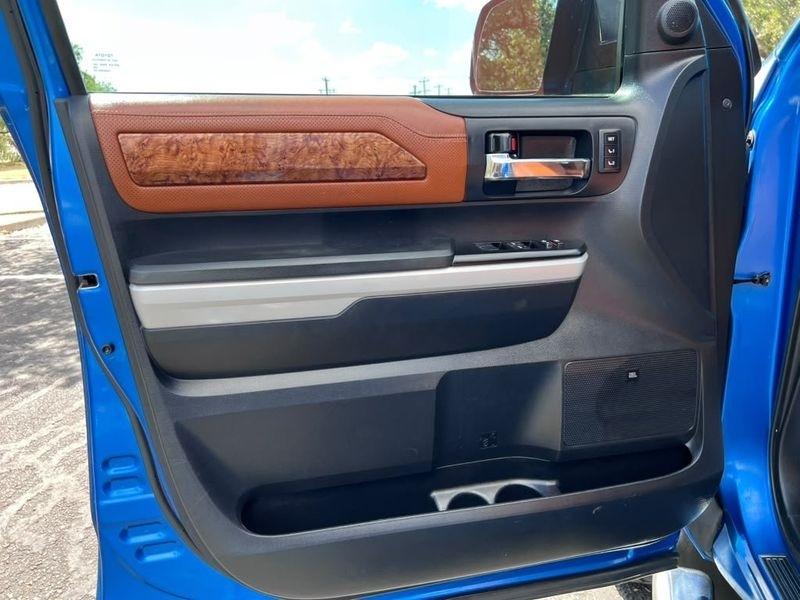 Toyota Tundra Platinum CrewMax 5.7L FFV 4WD 2018