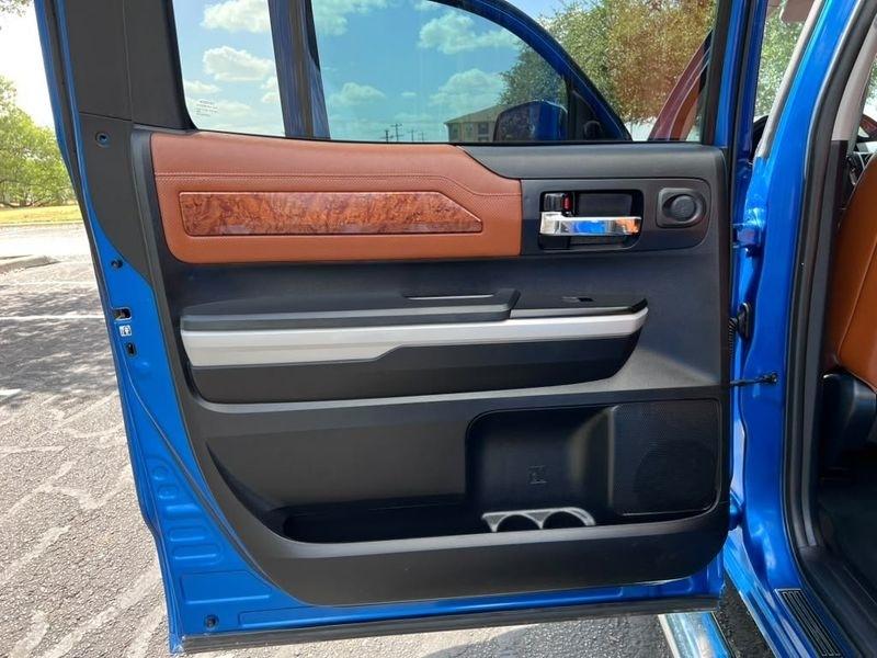 Toyota Tundra Platinum CrewMax 5.7L FFV 4WD 2018