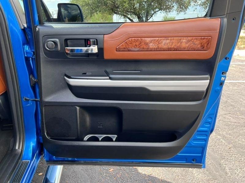 Toyota Tundra Platinum CrewMax 5.7L FFV 4WD 2018