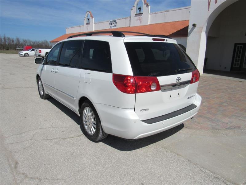 Toyota Sienna XLE FWD 2010