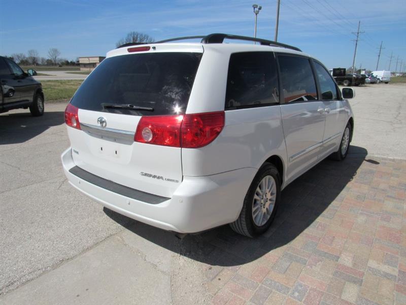 Toyota Sienna XLE FWD 2010