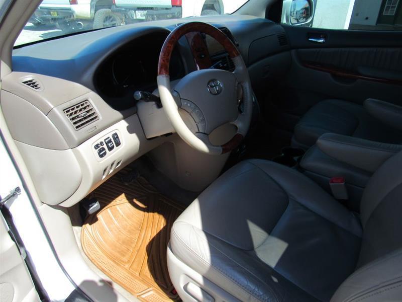 Toyota Sienna XLE FWD 2010