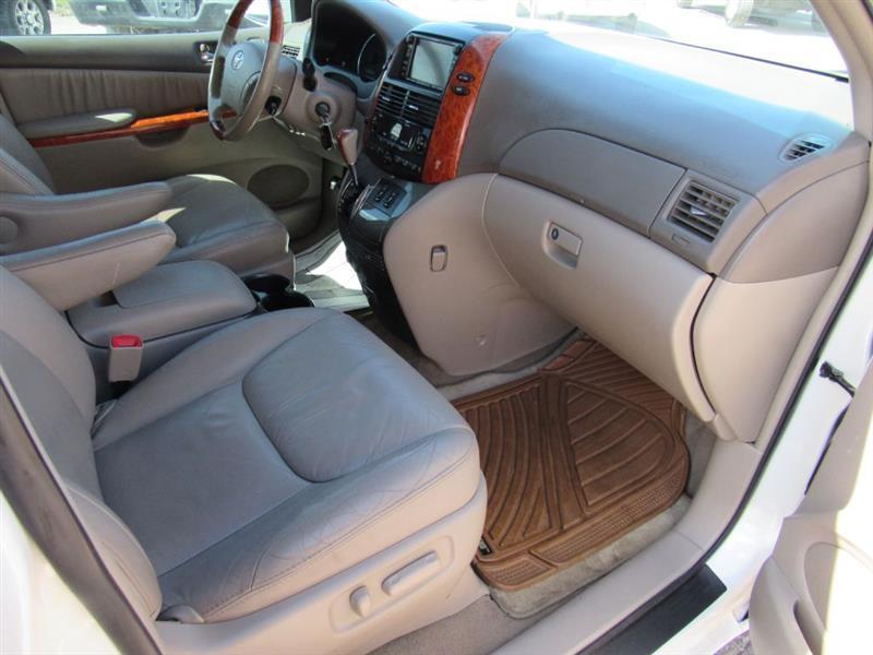 Toyota Sienna XLE FWD 2010