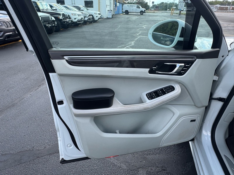 Porsche Macan Turbo 2015 Porsche Macan Turbo 2015