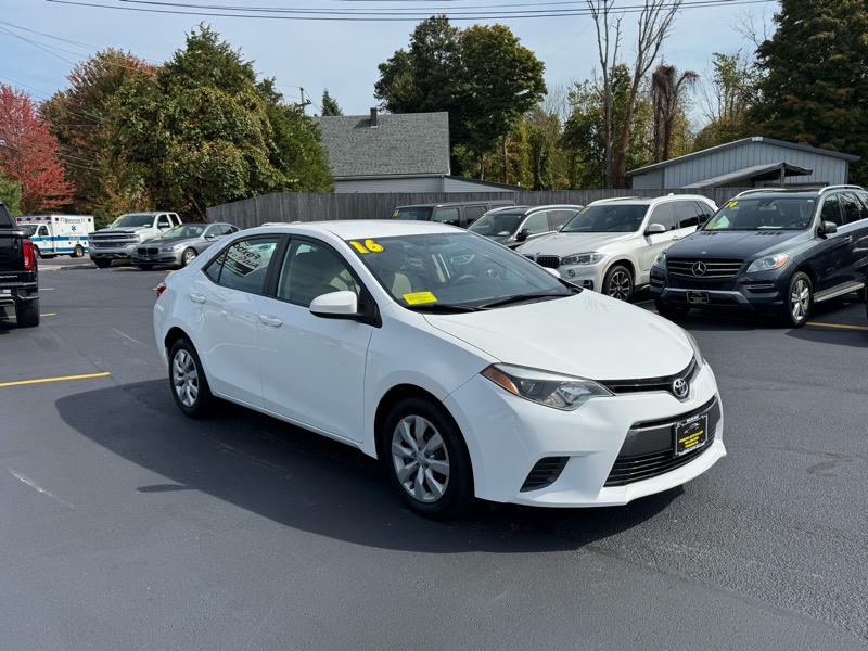 2016 Toyota Corolla LE photo 3