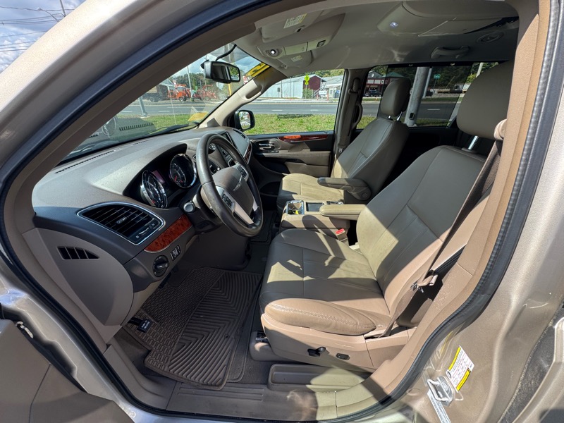2015 Chrysler Town & Country Touring photo 9