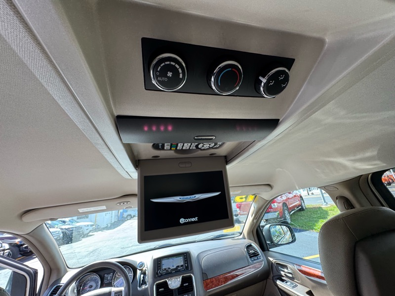 2015 Chrysler Town & Country Touring photo 12