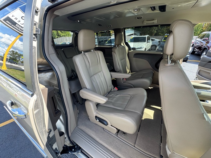 2015 Chrysler Town & Country Touring photo 15