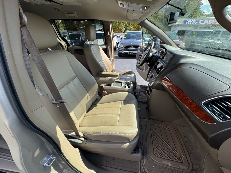 2015 Chrysler Town & Country Touring photo 16
