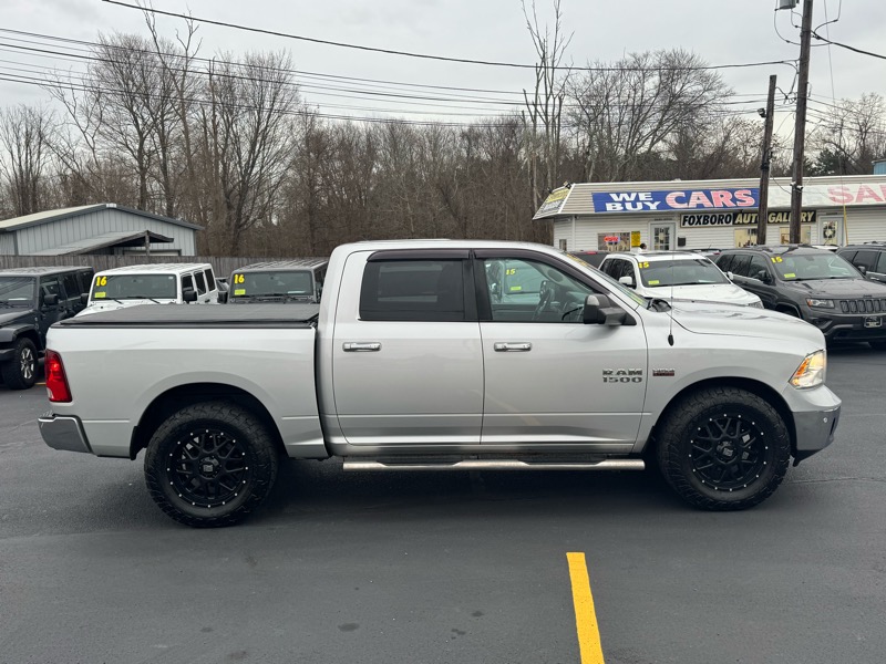 2015 Ram 1500 SLT photo 4