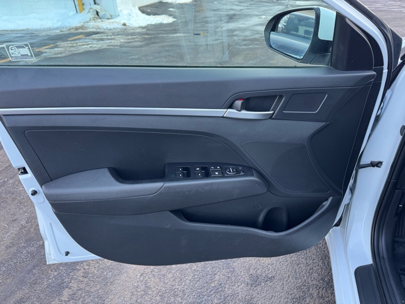 Hyundai Elantra SE 6AT 2020