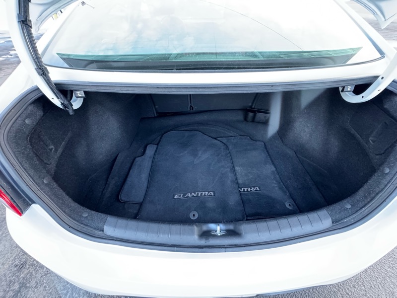 Hyundai Elantra SE 6AT 2020