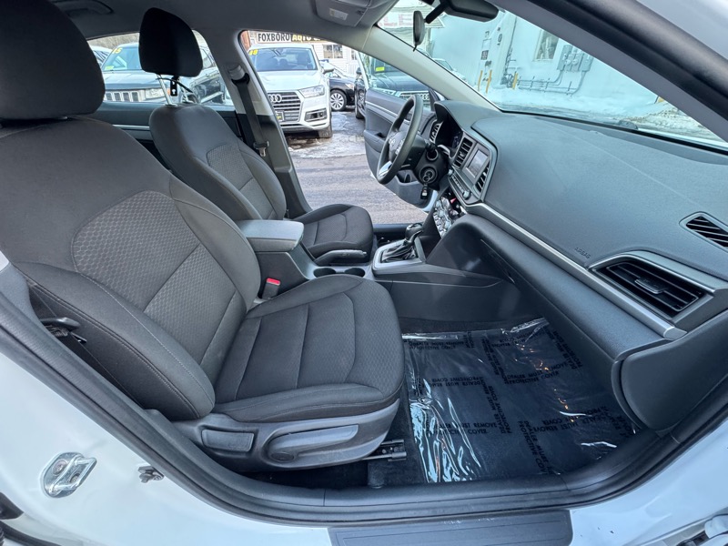 Hyundai Elantra SE 6AT 2020