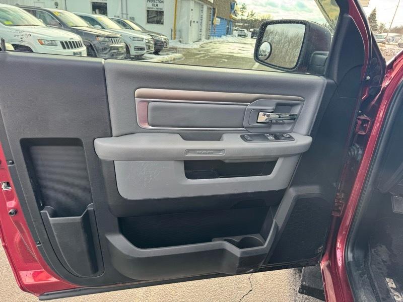 RAM 1500 Express 4x4 Reg Cab 6'4" Box 2014