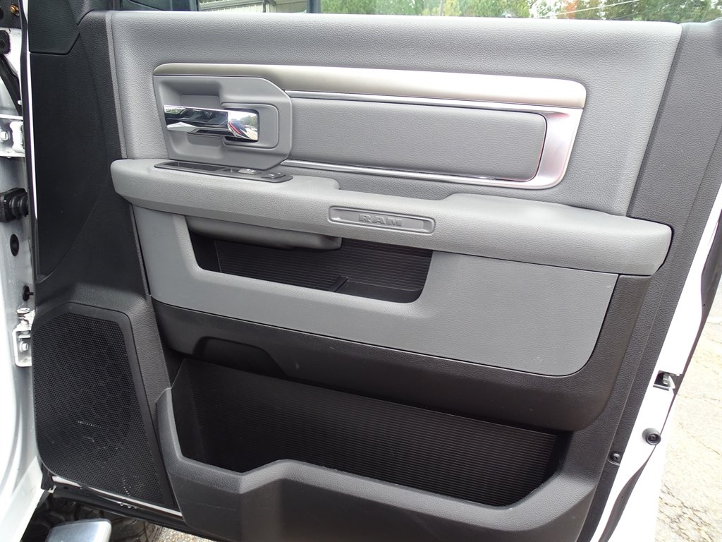 RAM 2500 4WD Crew Cab 149" SLT 2017 RAM 2500 4WD Crew Cab 149" SLT 2017