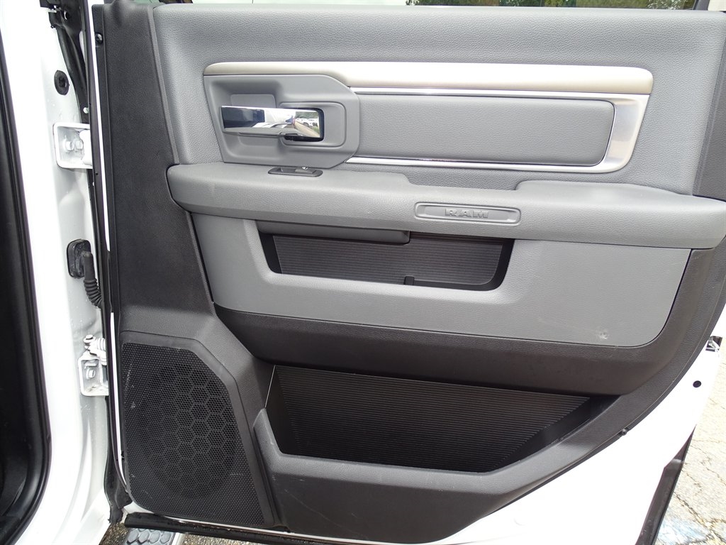 RAM 2500 4WD Crew Cab 149" SLT 2017 RAM 2500 4WD Crew Cab 149" SLT 2017