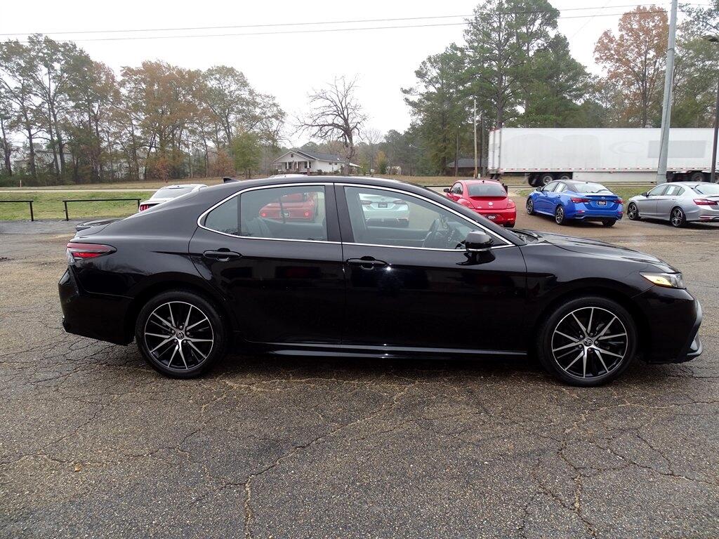 Toyota Camry Hybrid SE Nightshade CVT (Natl) 2023
