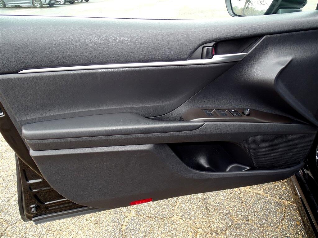 Toyota Camry Hybrid SE Nightshade CVT (Natl) 2023