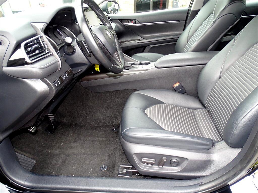 Toyota Camry Hybrid SE Nightshade CVT (Natl) 2023