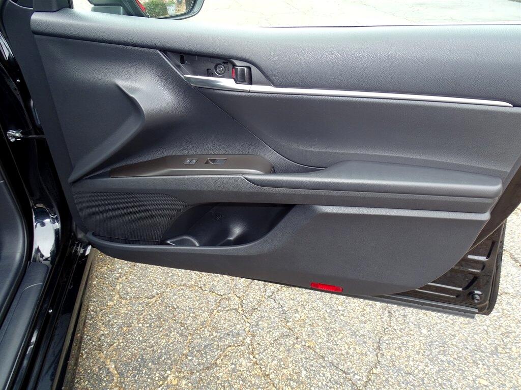 Toyota Camry Hybrid SE Nightshade CVT (Natl) 2023